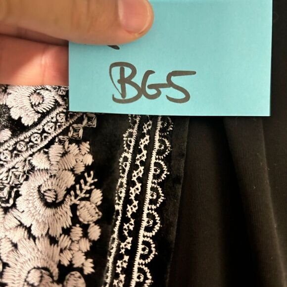 Andree By Unit Womens Velvet Kimono Jacket Small in Black With White Embroidered - Picture 13 of 13